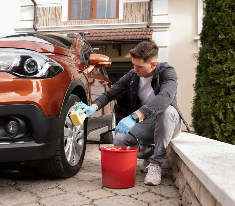Lavage auto à domicile Uzay-le-Venon : professionnel intervenant sur un véhicule